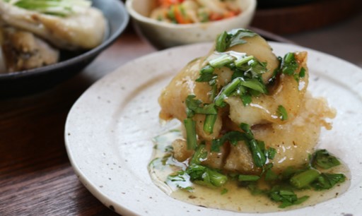 旬の白身魚をカラッと揚げた竜田揚げに、春菊のとろみあんをかけた和風おしゃれレシピ